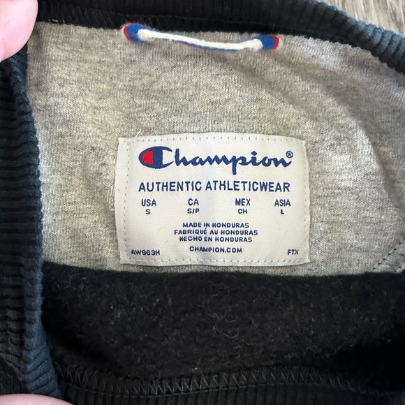 NWOT Women’s Black Champion Crew Neck Sweater size small - Picture 2 of 2